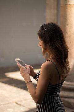 Chica chateando en la calle