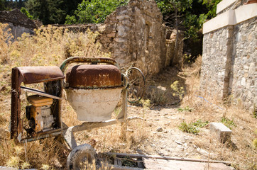 Verlassener Zementmischer in aufgegebenem Dorf
