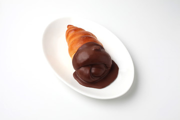 お皿にのせた チョココルネ 菓子パン 白背景