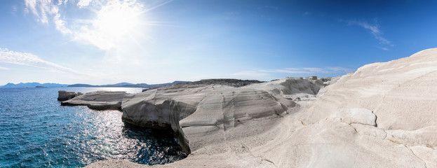 Panorama des der vulkanischen Landschaft des Sarakiniko Strandes auf der Insel Milos mit weißen Kreidefelsen und türkisem Meer, Kykladen, Griechenland