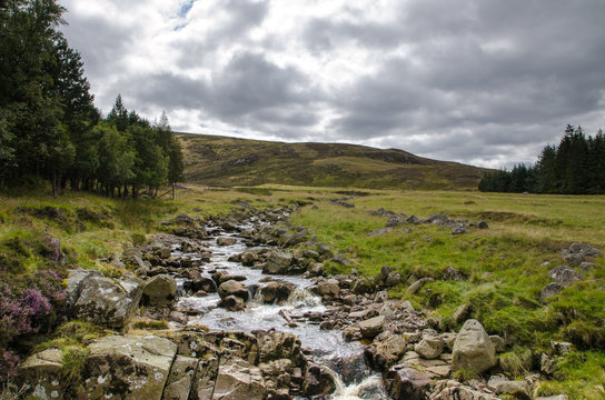 Pittoresker Bach am Loch Muick, Cairngorms National Park