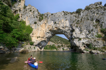 Fototapeta na wymiar Arche naturelle enjambant l'Ardèche, France