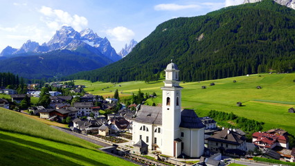 schöner Blick von oben auf Dorf Sexten in den Dolomiten