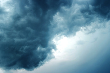 Obraz premium The clouds in the sky are gray