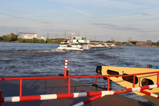 Schiffsverkehr auf dem Rhein