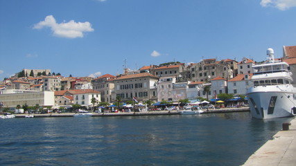 Fototapeta na wymiar Croazia, Sebenico - una vista pittoresca del molo del porto.