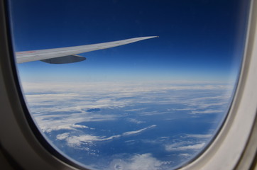 日本からインドへの撮影旅行　飛行機の車窓からの眺め　美しい青空と雲