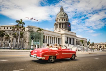 Fotobehang Havana met de auto door het Capitool © Juan
