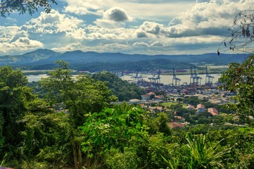 Vista de la ciudad y canal de Panamá desde la cerro Ancón. Hermosa vista panorámica desde el cerro Ancón en panamá. Montañas y cielo azul con nubes en el horizonte.