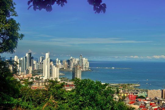 Rascacielos de la ciudad de Panam&aacute; vistos desde el cerro Anc&oacute;n. Vista de la ciudad de Panam&aacute; desde el cerro Anc&oacute;n. Agua y rascacielos en el horizonte. Hermoso cielo azul despejado