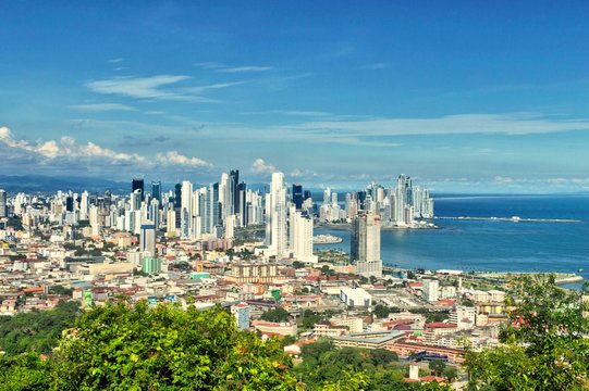 Rascacielos de la ciudad de Panam&aacute; vistos desde el cerro Anc&oacute;n. Vista de la ciudad de Panam&aacute; desde el cerro Anc&oacute;n. Agua y rascacielos en el horizonte. Hermoso cielo azul despejado