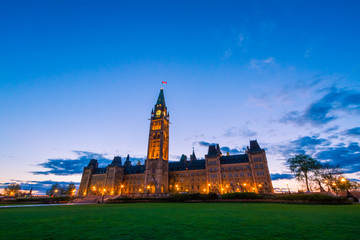 Naklejka premium Canada parliament building and centennial flame fountain in Ottawa during blue hour