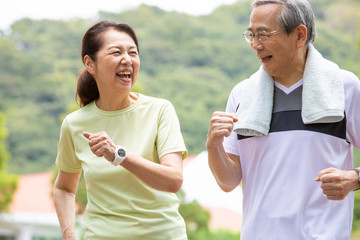 ジョギングするシニアカップル