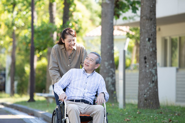 車椅子で出かけるシニア