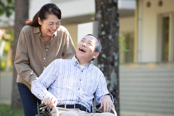 車椅子で出かけるシニア