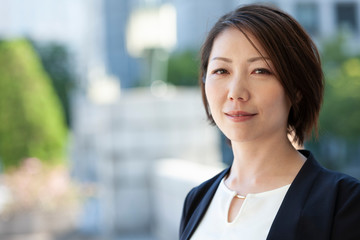 ほほえむビジネスウーマン