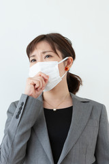 咳をするビジネスウーマン