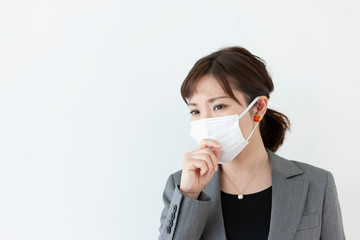 マスクをしたビジネスウーマン
