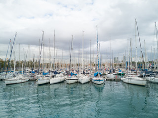 Fototapeta premium Embarcaciones amarradas en puerto