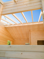 Vista hacia el techo de casa de madera en construcción