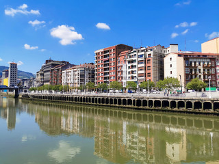 Márgen u orilla izquierda de la Ría de Bilbao, Muelle de  Ripa con el Puente del Arenal al fondo