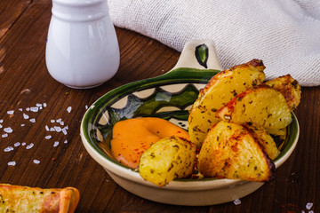 Zapiekane ziemniaki z ziolami i otrym sosem. Frytki na talerz.u. Fast food.  Pozywny posilek. Smaczne kalorie. 