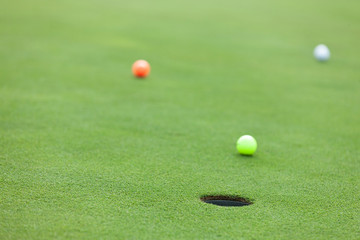 グリーンを転がるゴルフボール