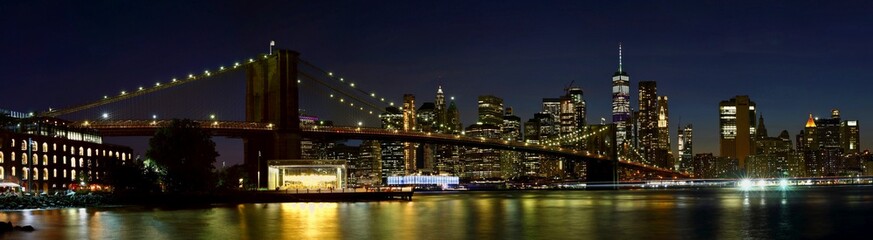 Fototapeta na wymiar Panorama New York City downtown skyline and Brooklyn bridge at sunset