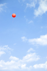 青空に飛んでいく赤い風船