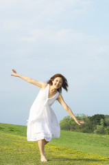 Fototapeta na wymiar 草原を走る笑顔の女性