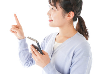 IOT家電をスマホで操作する若い女性