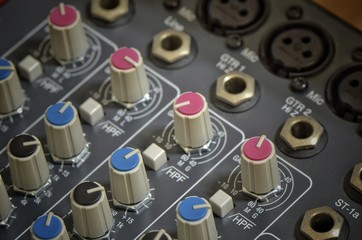 audio mixing console