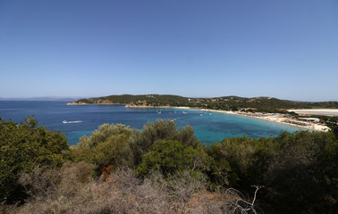 Alikes beach on Ammouliani is the island’s main beach. A long and wide band of white sand, Alikes is a pleasure to relax on the soft sand as well as a joy to go swimming in its shallow turquiose water