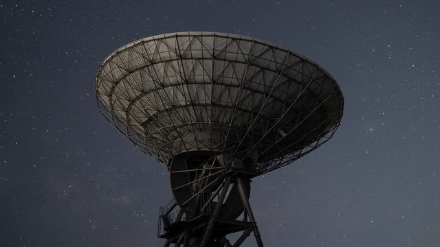 Milky Way Rising over a Radio Telescope (time lapse/zoom out)