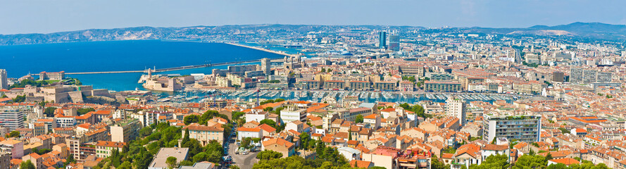 Fototapeta na wymiar Panoramic view of the old Marseille harbor from the Basilica chu