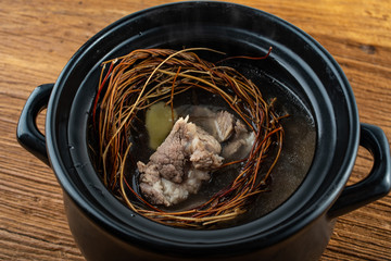 China Guangdong Laohuo Soup Chicken Bone Grass Pork Soup