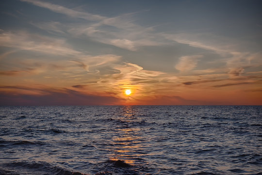 Zachód słońca nad Bałtykiem, plaża Sarbinowo, Polska © bilbopl