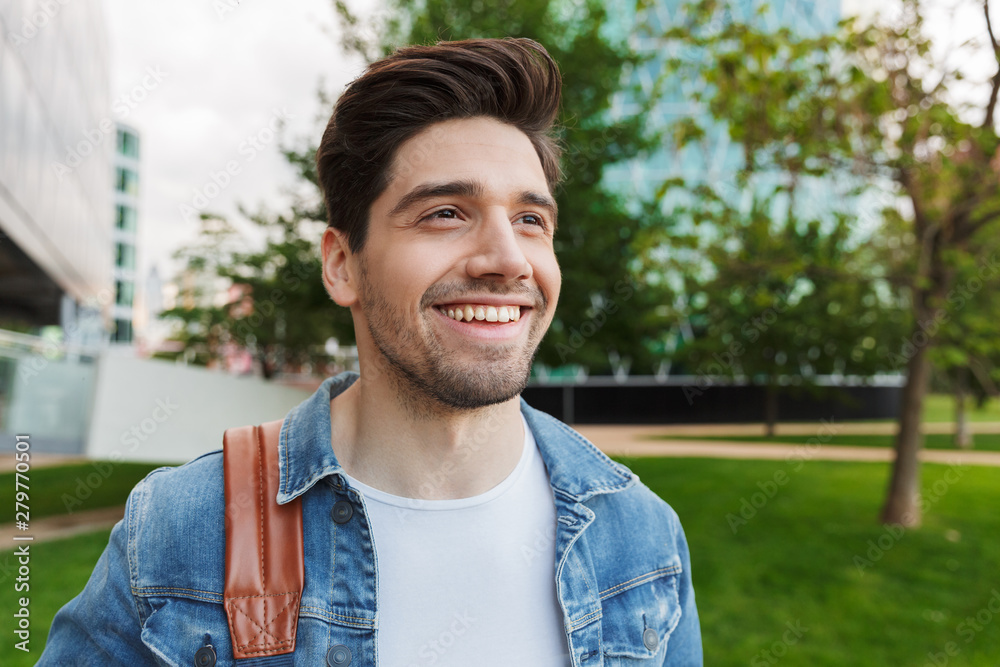 Poster Handsome young man dressed casually spending time outdoors