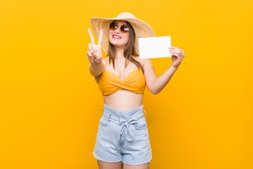 Young caucasian woman going to shopping Young caucasian woman ready to go to the beach with a placard