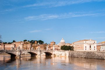 Obraz premium Rom - Ponte Vittorio Emanuele II, Brücke über den Tiber zum Vatikan, Der Tiber führt gerade Hochwasser