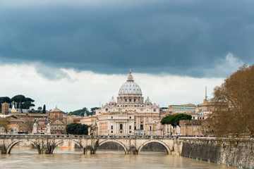 Fototapeta premium Rom - Tiberbrücke Vatikan und Petersplatz, der Tiber führt nach einem Wolkenbruch Hochwasser