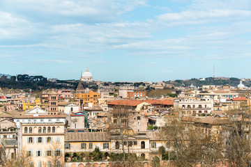 Fototapeta na wymiar Rom - Bei einem Spaziergang über den Testaccio-Hügel kann man die Stadt aus einer höheren Position betrachten.
