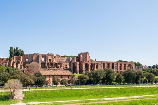 Rom - Der Zirkus Maximus, es sind nur noch reste vorhanden, die Ausma&szlig;e sind aber noch sch&ouml;n zu erkennen, gegen&uuml;ber die Ruinen der Kauserpal&auml;ste auf dem Palatin-H&uuml;gel