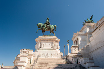 Naklejka premium Rom - An der Piazza Venezia befindet sich das italienische Nationaldenkmal Vittorio Emanuele II mit dem Grab des unbekannten Soldaten.
