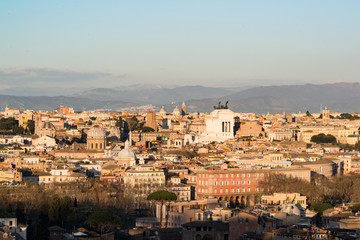Fototapeta na wymiar Rom - Im Abendlicht auf dem Gianicolo in Trastvere Blick von der Piazzale Giuseppe Garibaldi auf die Stadt und den umliegenden Hügeln des Laziums