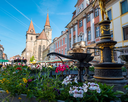 Stadtkirche mit Markt von Ansbach in Bayern