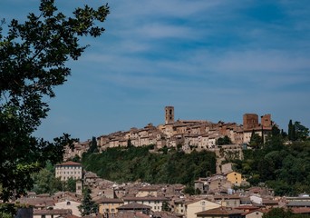 Obraz premium Colle di Val d’Elsa ist eine Stadt mit 21.651 Einwohnern in der Toskana, Provinz Siena. Sie liegt im Tal der Elsa. 