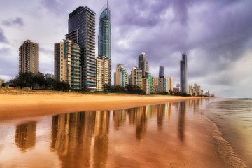 Obraz na płótnie Canvas QLD SP Dark beach refl sand