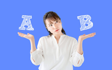 比較する女性