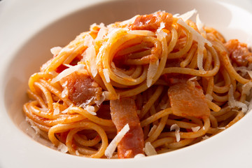 Spaghetti con salsa di pomodoro e guanciale